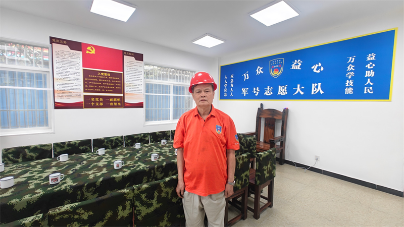 珠海老人车站等车摔倒昏迷，热心市民纷纷上前救助