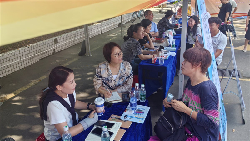 前山街道专场招聘会初步达成就业意向60余人
