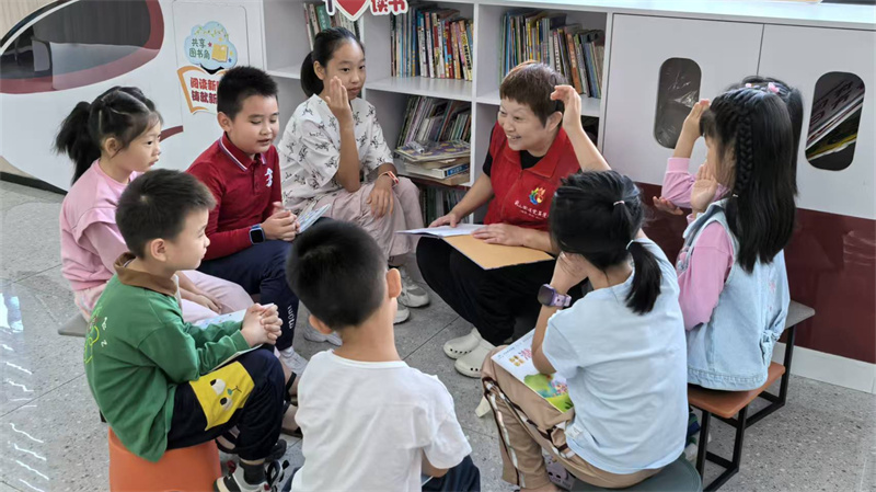 和晟社区“益起·前行”家门口公益一一闲置书香暖邻里，红色故事润童心活动