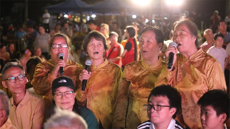 高新区鸡山牛歌中秋对歌会首次沙滩上开唱