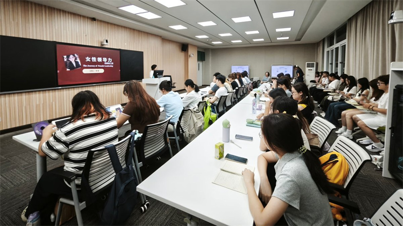 领导力是为服务社会！珠海这场讲座为女大学生成长赋能
